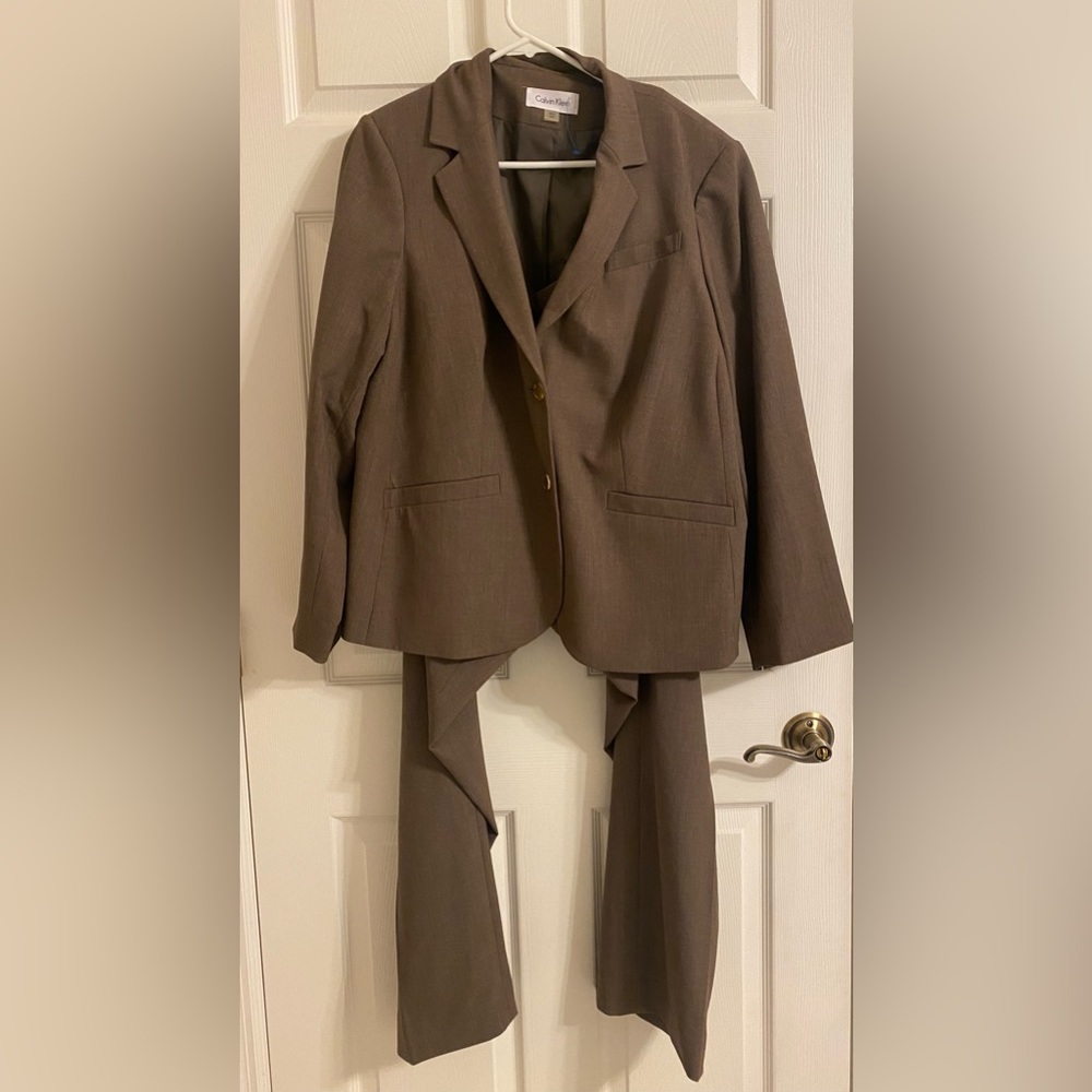 Beautiful Calvin Klein women’s suit